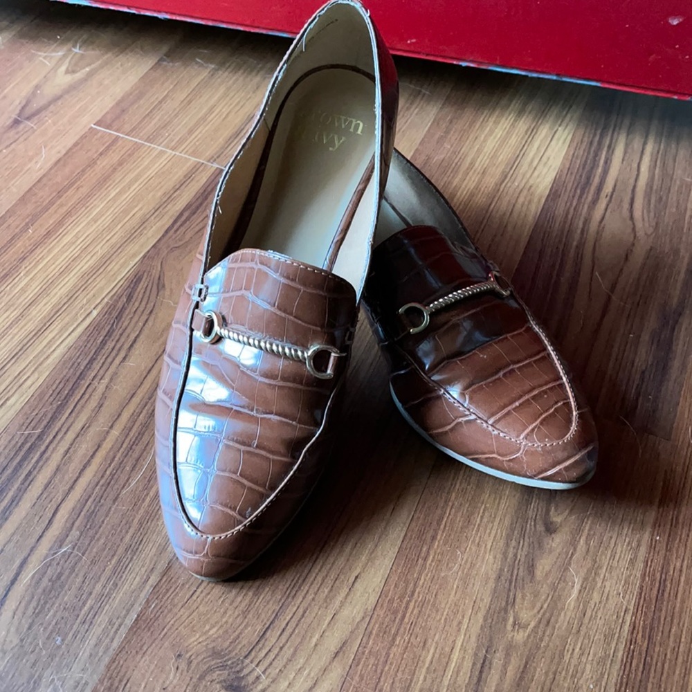 Crown& ivy pointed loafer w gold buckle sz 8 1/2